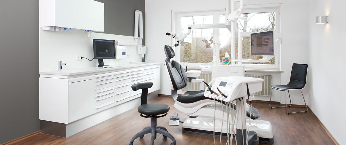 Hell und freundlich eingerichteter Behandlungsraum - Zahnarzt in Erding Dr. Jarry
